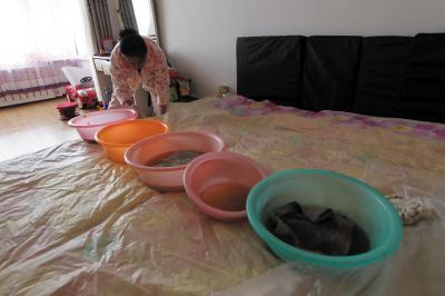 日土楼上漏水，住户失联，小区没物管，业主维权难！律师来支招……